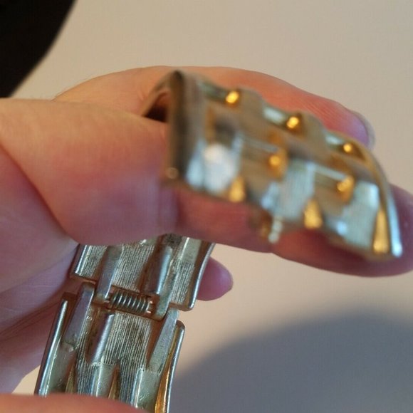 VINTAGE GOLD TONE TEXTURED BASKET WEAVE HINGED BANGLE BRACELET WIDE 1.25" - Picture 5 of 7